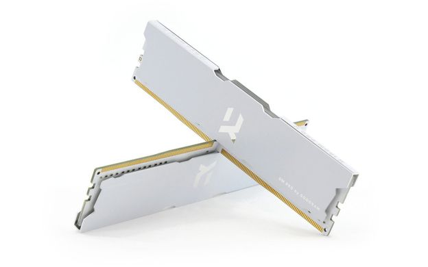 Оперативна пам'ять GOODRAM 16 GB (2x8GB) DDR4 4000 MHz IRDM PRO White (IRP-W4000D4V64L18S/16GDC) фото