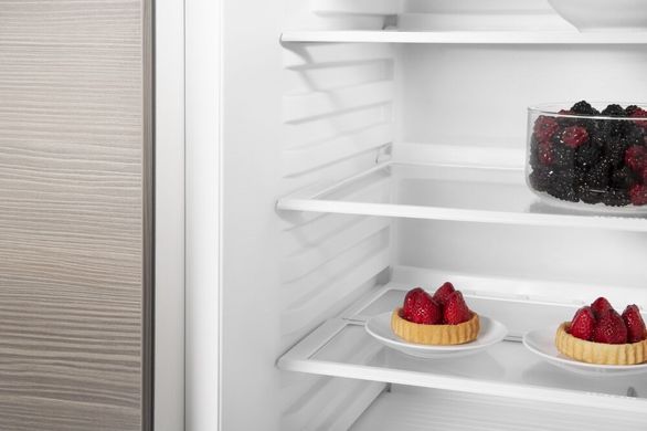 Вбудовані холодильники Whirlpool ARG 590 фото
